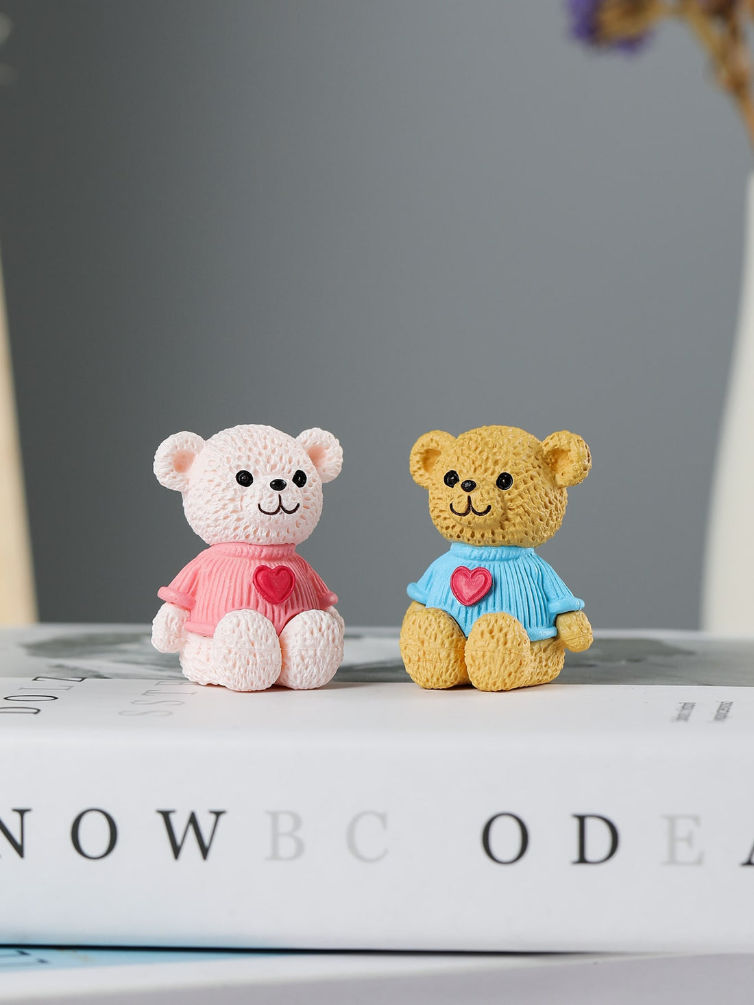 Enhance your home decor with these adorable bear-shaped decorative objects. Made with high-quality materials, these table ornaments add a touch of charm to any room. Perfect for any animal lover, these cute bears are a great addition to your home.