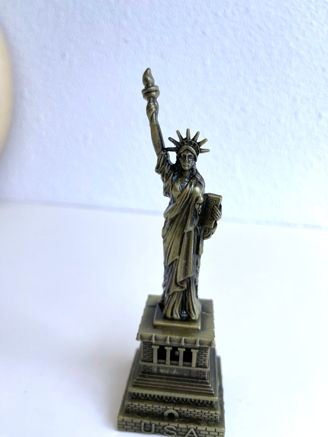 Experience the iconic symbol of freedom and unity with our stunning Statue of Liberty art decoration. Made with intricate details, this piece is a must-have for any patriotic decor. Made for those who appreciate history and art, our decoration is a timeless addition to your home.