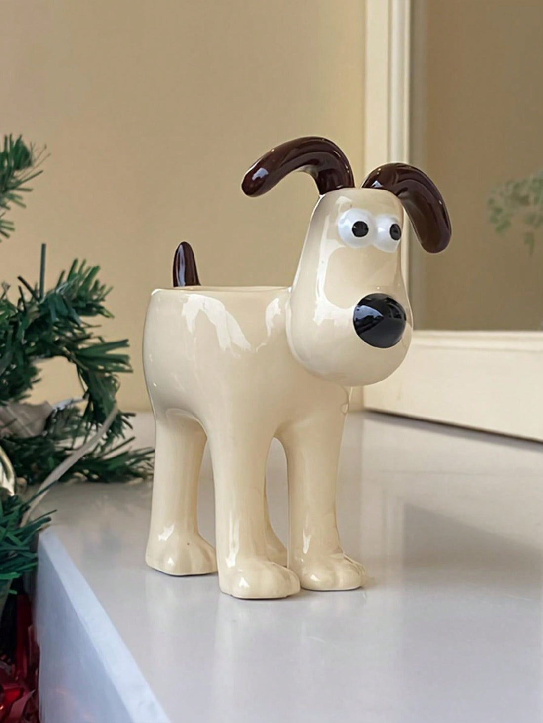 This charming vintage dog-shaped egg holder serves as a personalized porcelain tableware for home décor. Made with high-quality porcelain, it not only adds a unique touch to your dining table but also keeps your eggs organized. A must-have for dog lovers and those who appreciate antique designs.