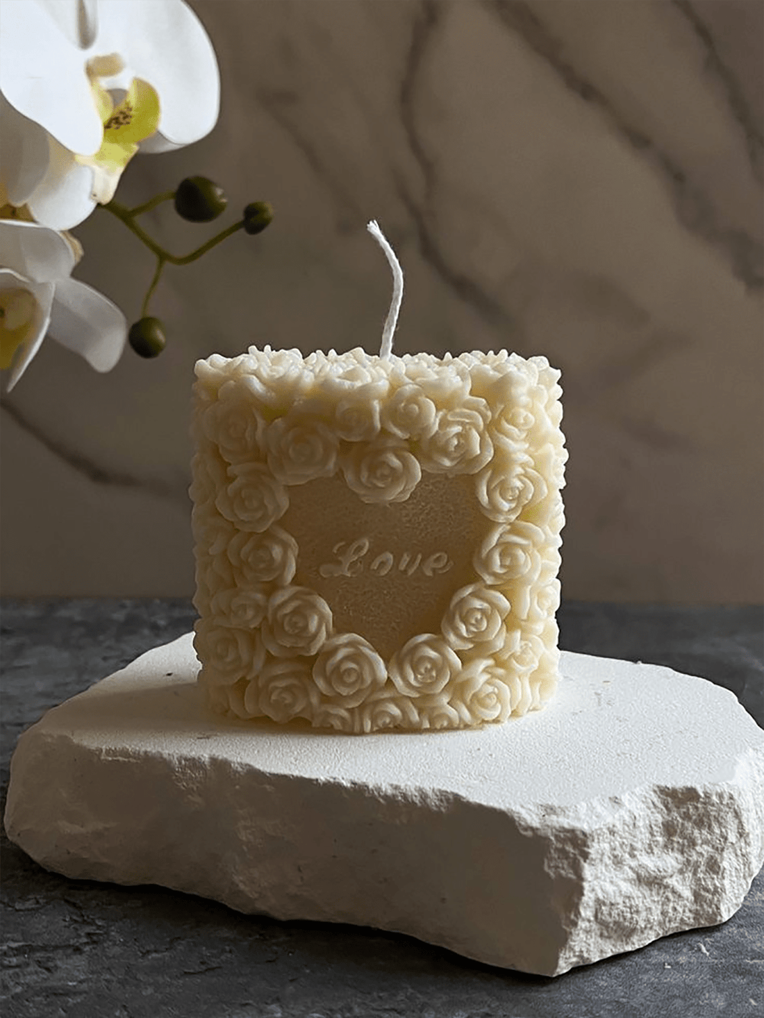 Create a romantic ambiance with our 3D Handmade Love Rose Candle. Handmade with vibrant colors, this candle adds a touch of elegance to any room. Perfect for Valentine's Day or as a unique bedroom decoration. Give the gift of love and relaxation.