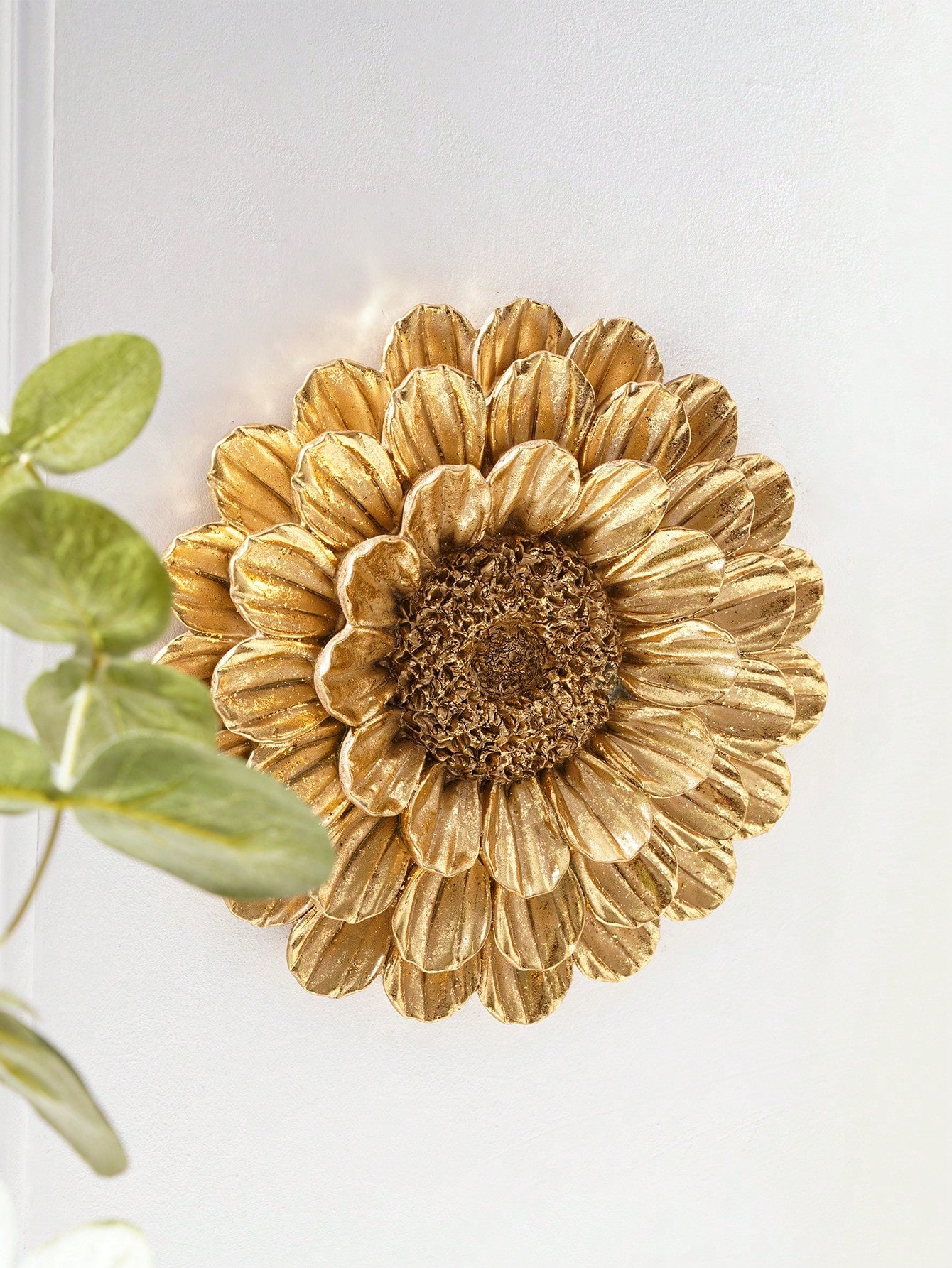 Introduce a touch of European elegance to your home or hotel with this stunning handmade 3D flower wall decoration. The intricate design and high-quality craftsmanship add a touch of sophistication to any room. Perfect for adding dimension and beauty to your interior design.