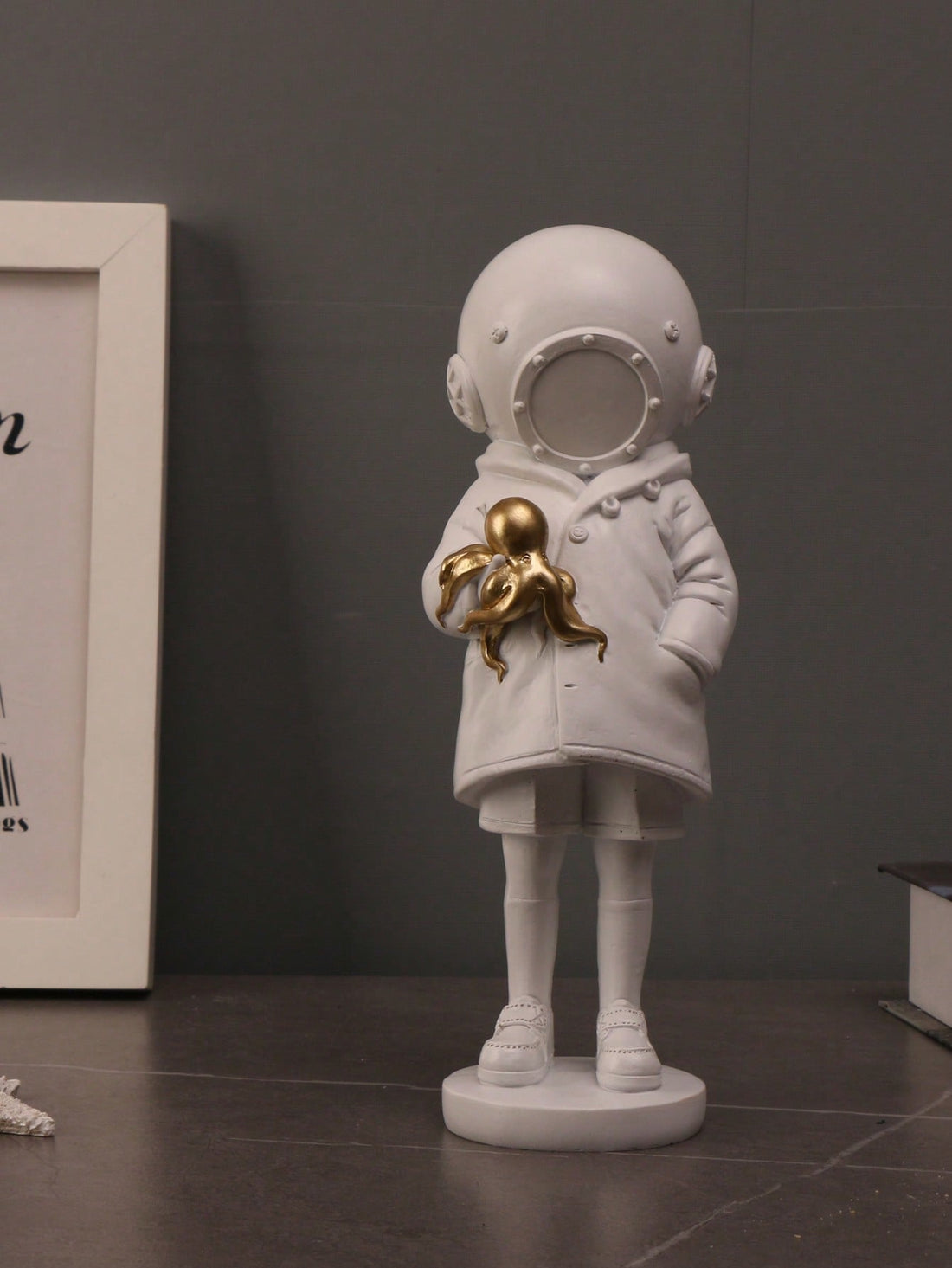 Elevate your living room decor with this stunning and unique Lonely Communication: White Diver Figure Creative Sculpture. Hand-crafted to perfection, this sculpture not only adds a touch of art to your space, but also serves as a reminder of the importance of communication and connections in our modern world.