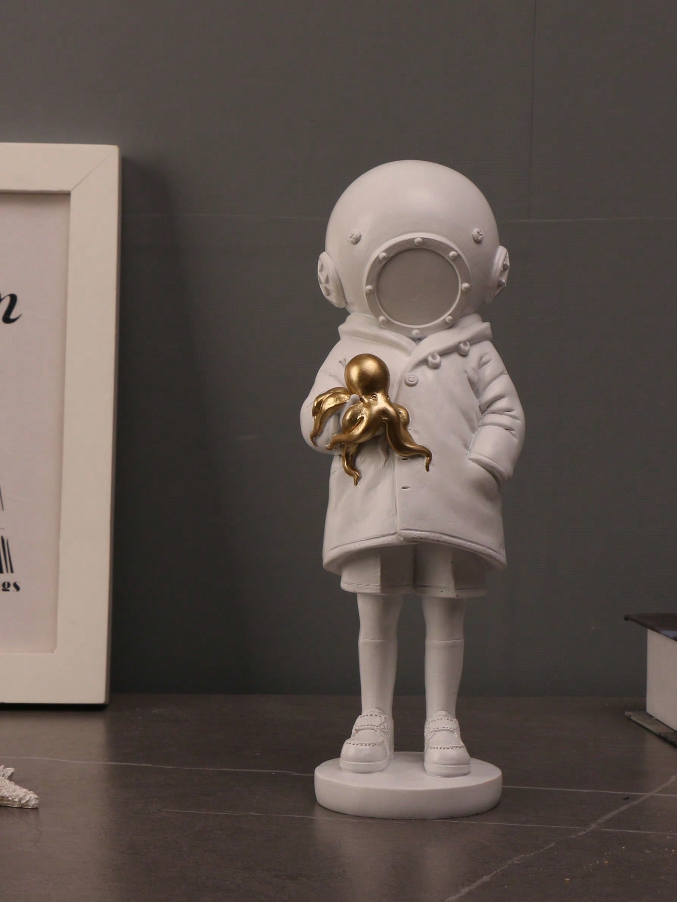 Elevate your living room decor with this stunning and unique Lonely Communication: White Diver Figure Creative Sculpture. Hand-crafted to perfection, this sculpture not only adds a touch of art to your space, but also serves as a reminder of the importance of communication and connections in our modern world.