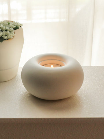 Introducing our Modern Minimalist White Tire Candlestick - a sleek and stylish addition to any room. Crafted from electroplated silver geometric ceramic, this candlestick is guaranteed to elevate your decor for all seasons. Its minimalist design pairs perfectly with any style, making it a versatile and timeless piece.