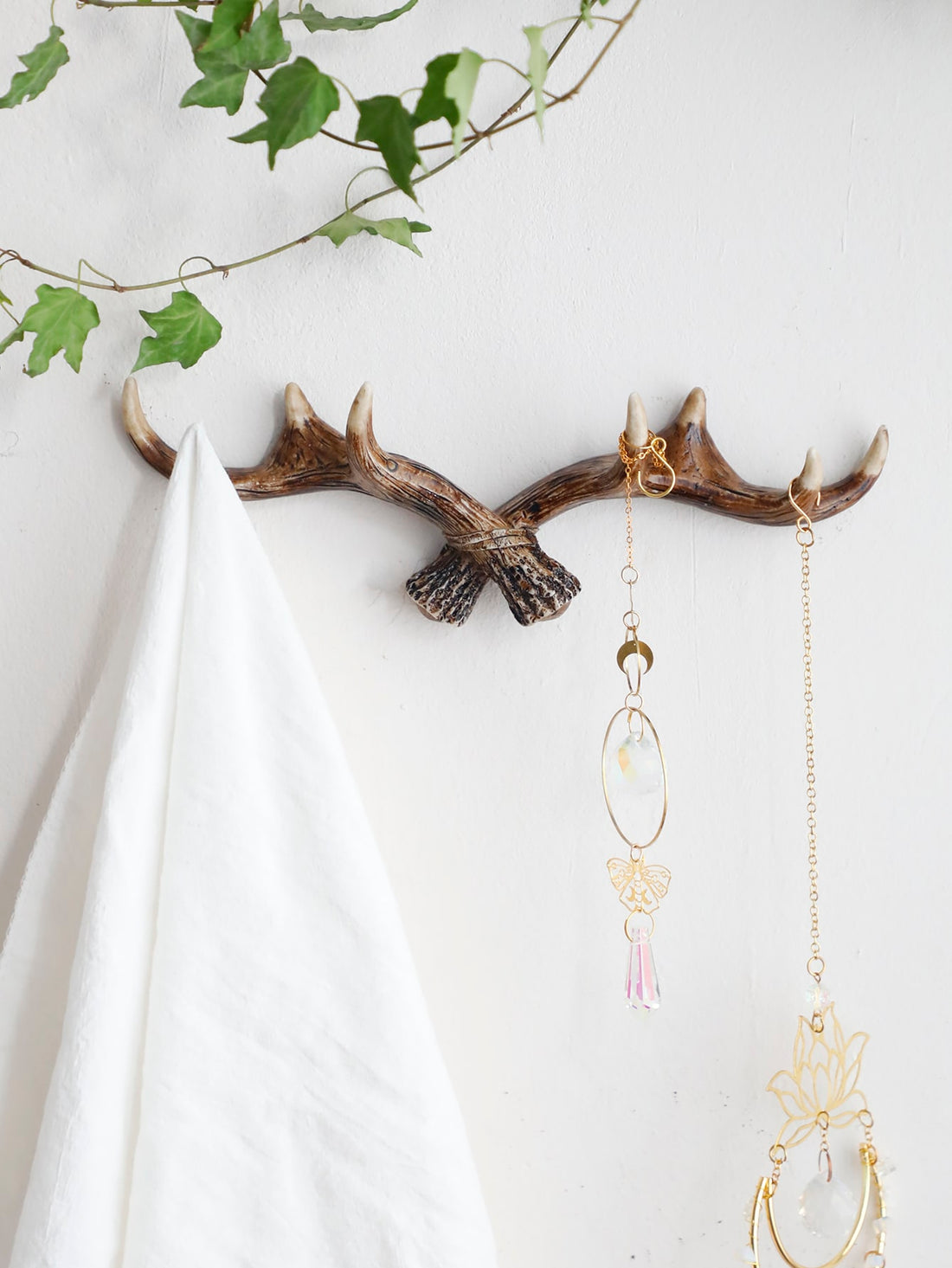Add a touch of rustic charm to your home with our Vintage Deer Antlers Wall Hook! Made from high-quality materials, this wall hook is perfect for organizing coats and keys while adding a unique decor element to your space. Its vintage design will surely elevate your interior.
