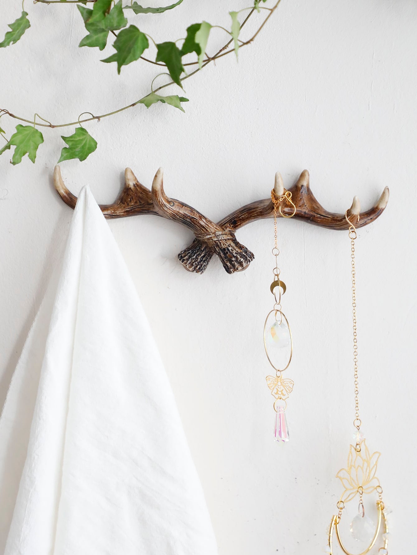 Add a touch of rustic charm to your home with our Vintage Deer Antlers Wall Hook! Made from high-quality materials, this wall hook is perfect for organizing coats and keys while adding a unique decor element to your space. Its vintage design will surely elevate your interior.