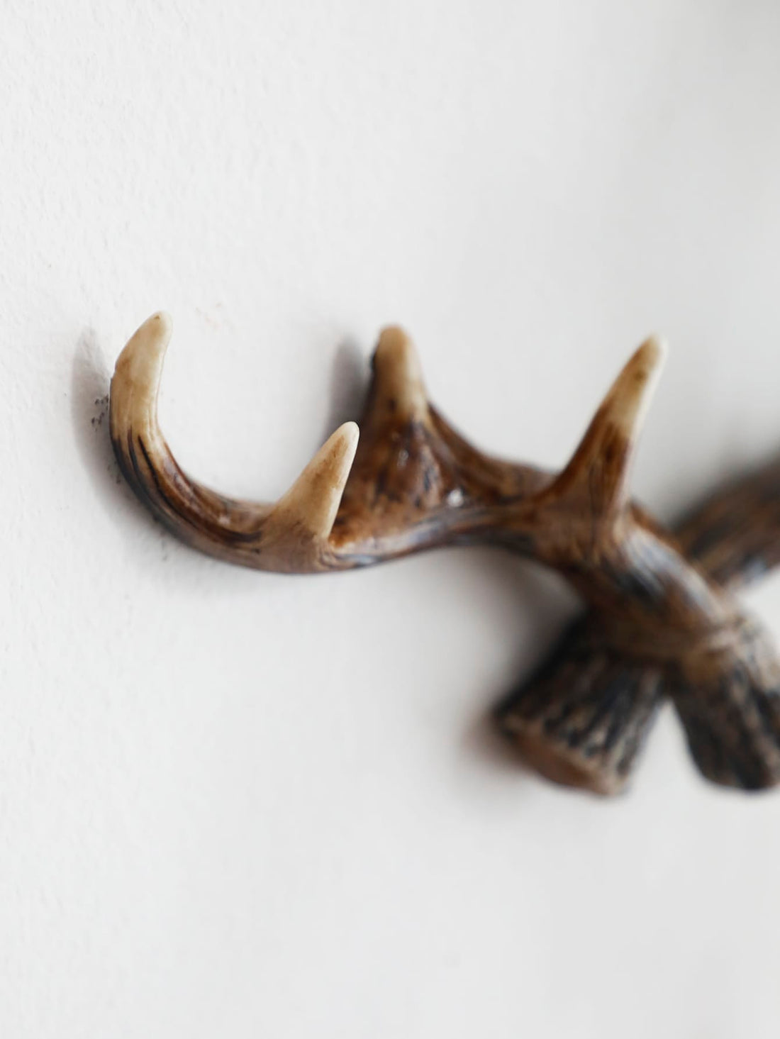 Add a touch of rustic charm to your home with our Vintage Deer Antlers Wall Hook! Made from high-quality materials, this wall hook is perfect for organizing coats and keys while adding a unique decor element to your space. Its vintage design will surely elevate your interior.