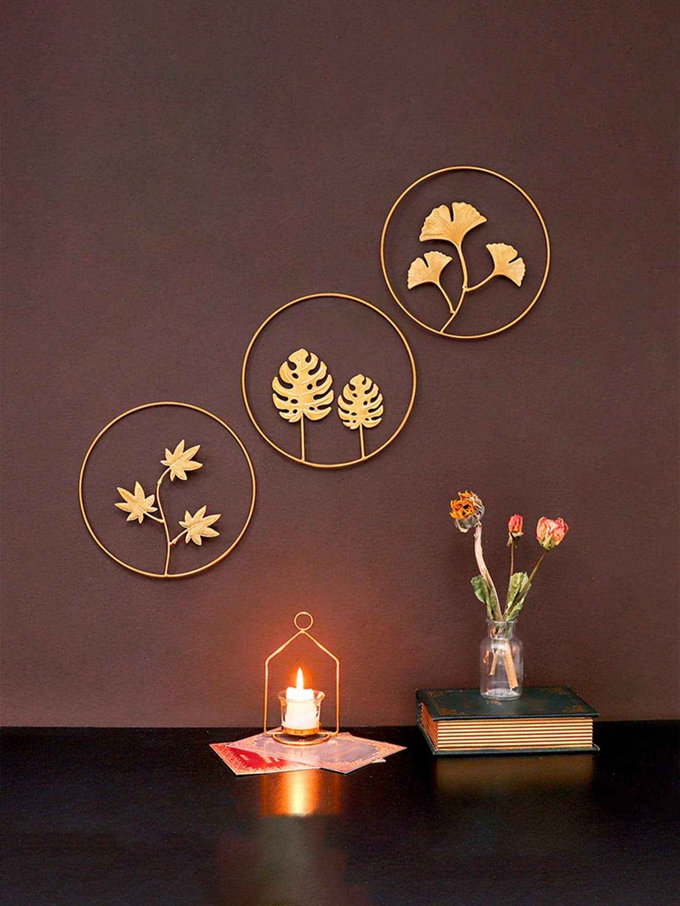 This stylish iron wall hanging set features a modern leaf design, making it the perfect decoration for any home. Crafted with high-quality iron, it adds a touch of sophistication to any space. Its sleek design and durable construction make it a long-lasting and elegant addition to your home decor.