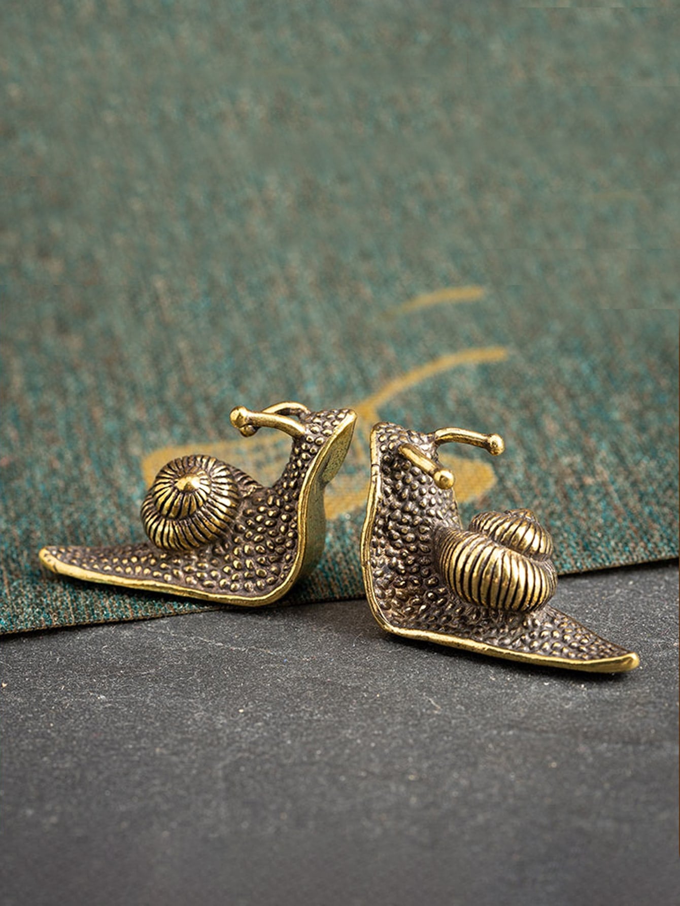 Add a touch of whimsy to your home decor with our Vintage Snail Design Decoration. Made from high-quality materials, this decoration features a charming snail design that will add character to any room. Bring a smile to your guests' faces with this unique and playful addition to your home.